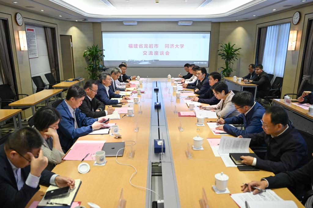 校領(lǐng)導(dǎo)會(huì)見福建省龍巖市領(lǐng)導(dǎo)一行